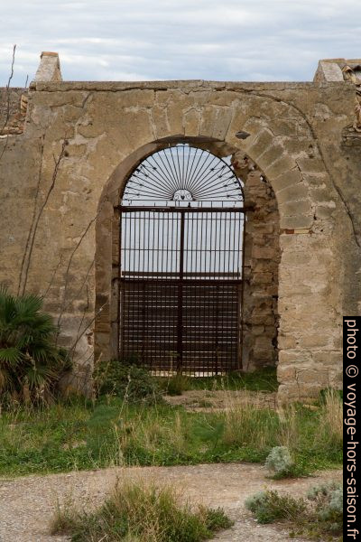 Portail de la Tonnara del Secco vu de l'intérieur. Photo © Alex Medwedeff