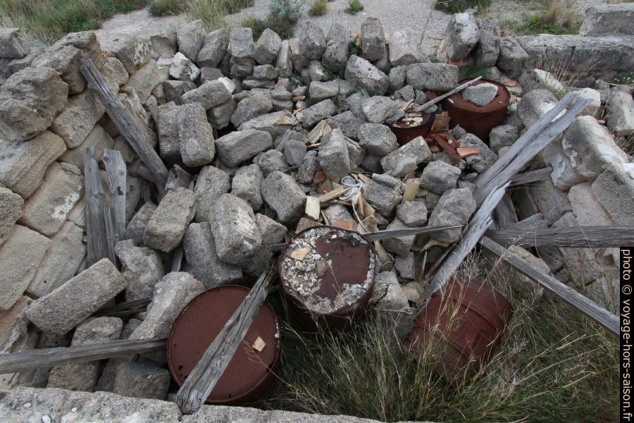 Barils et débris divers laissés dans la Tonnara del Secco. Photo © André M. Winter