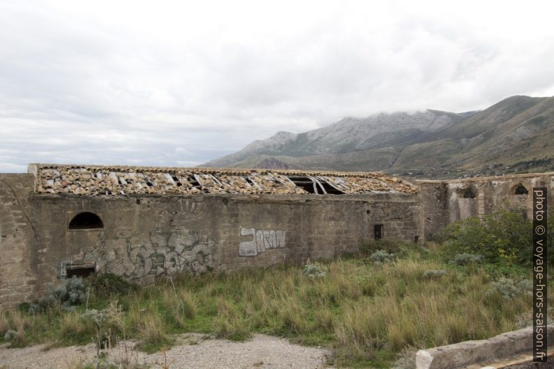 Hangars en ruine de la Tonnara del Secco. Photo © André M. Winter