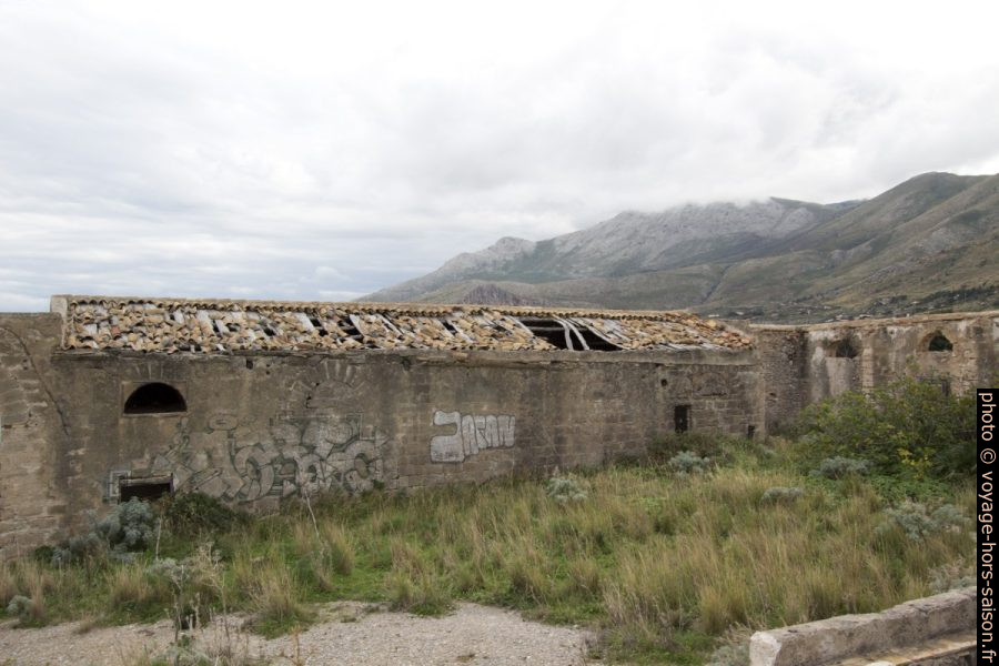 Hangars en ruine de la Tonnara del Secco. Photo © André M. Winter