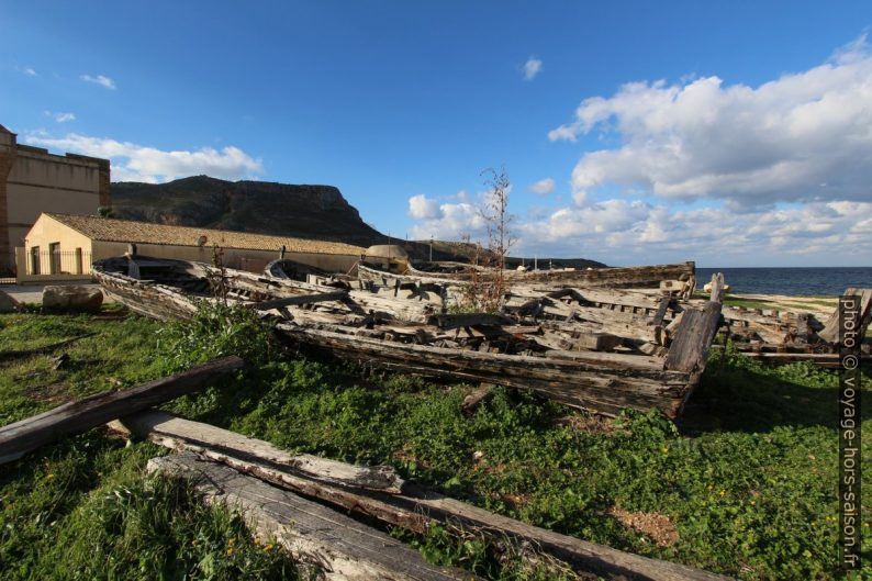 Anciennes barques de pêche au thon. Photo © André M. Winter