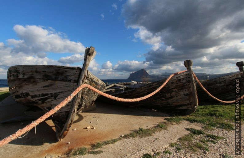 Proues d'anciennes barques de pêche au thon. Photo © André M. Winter