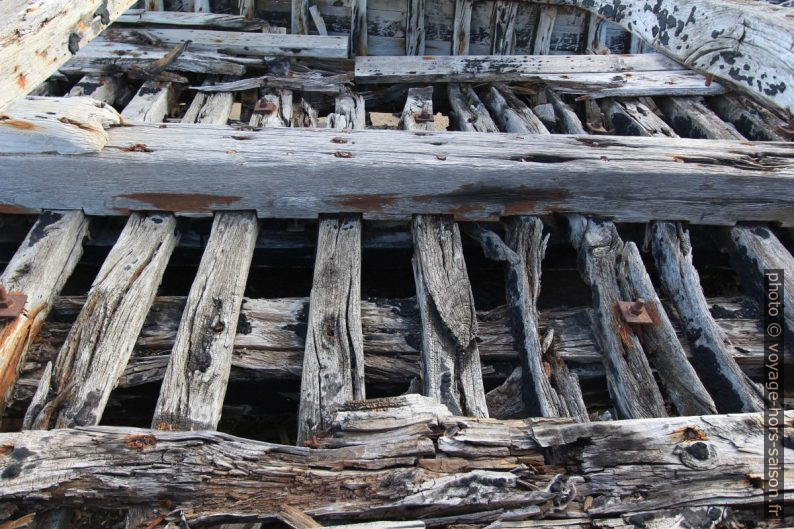 Ossature d'une ancienne barque de pêche au thon. Photo © André M. Winter