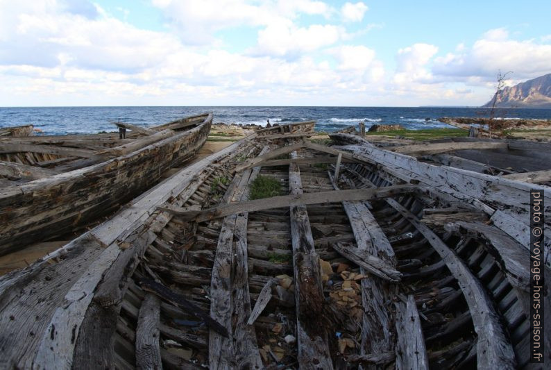 Ancienne barque de pêche au thon éventrée. Photo © André M. Winter