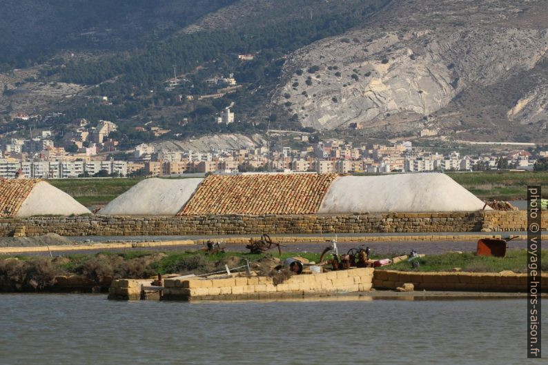 Tas de sel couvert avec des tuiles. Photo © André M. Winter