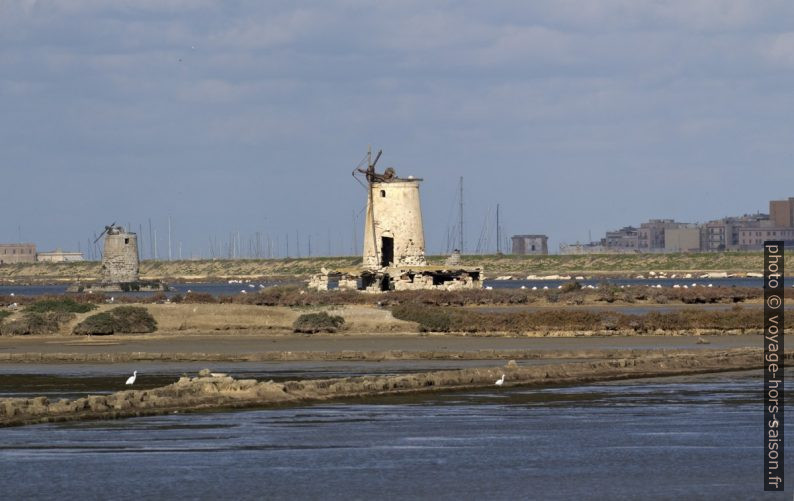 Moulins en ruine dans la saline de Nubia. Photo © André M. Winter