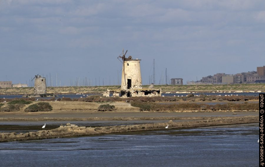 Moulins en ruine dans la saline de Nubia. Photo © André M. Winter