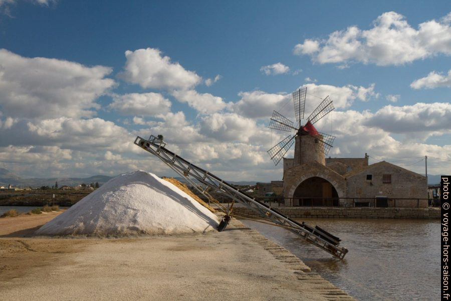 Tapis roulant pour sortir les cristaux de sel des bassins. Photo © Alex Medwedeff