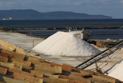 Tas de sel récolté dans la Saline de Nubia. Photo © André M. Winter