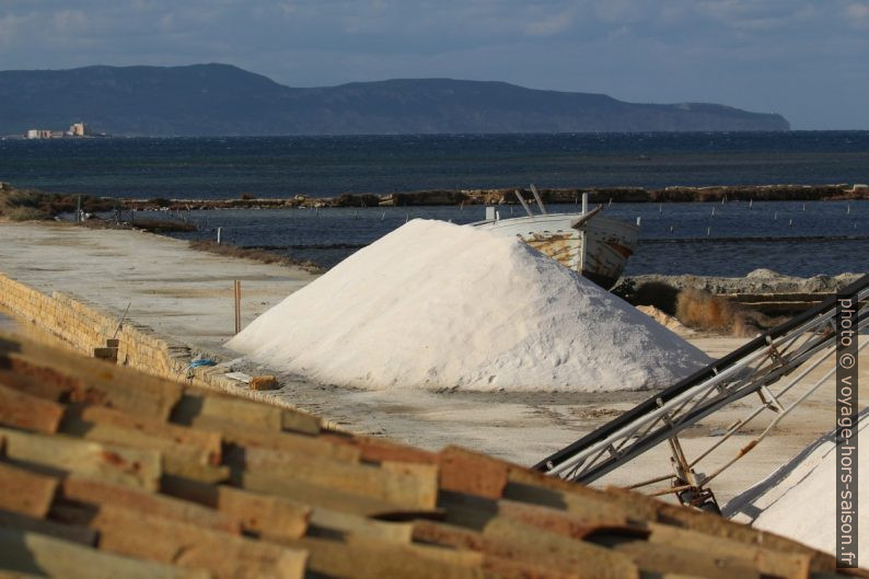Tas de sel récolté dans la Saline de Nubia. Photo © André M. Winter