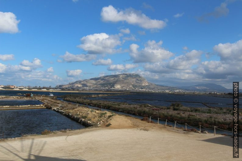 Salina di Nubia et le village d'Erice. Photo © André M. Winter