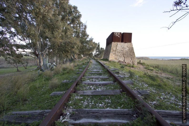 Rails du chemin de fer à voie étroite de la ligne Castelvetrano - Porto Empedocle. Photo © André M. Winter
