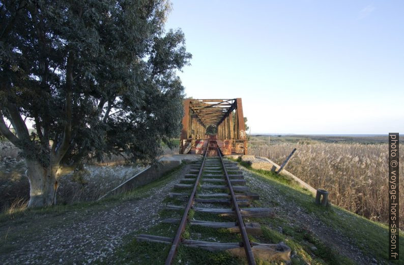 Pont en fer de l'ancienne ligne Castelvetrano - Porto Empedocle sur le Fiume Belìce. Photo © André M. Winter
