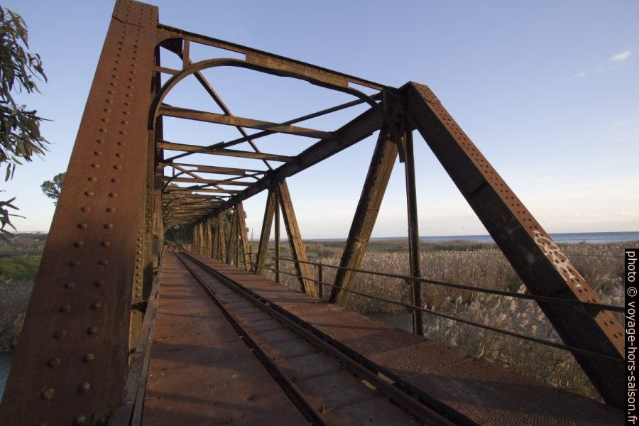 Ancien pont sur le Foce Belice de l'ancienne ligne Castelvetrano - Porto Empedocle. Photo © André M. Winter