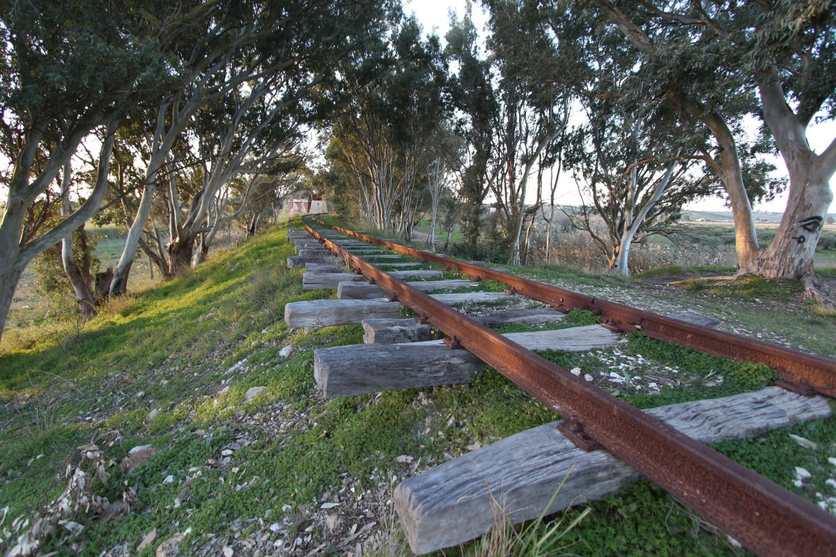 Ballast érodé sous les rails de la ligne délaissée de Castelvetrano à Porto Empedocle. Photo © André M. Winter