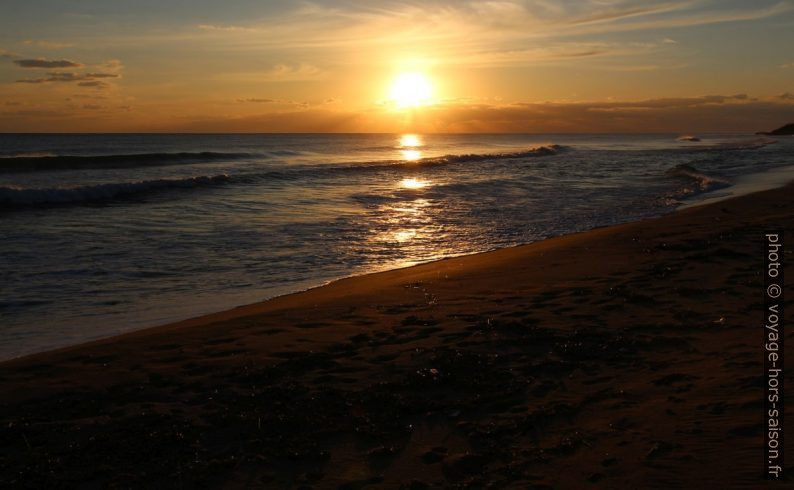 Coucher de soleil la plage de Foce Belìce. Photo © André M. Winter