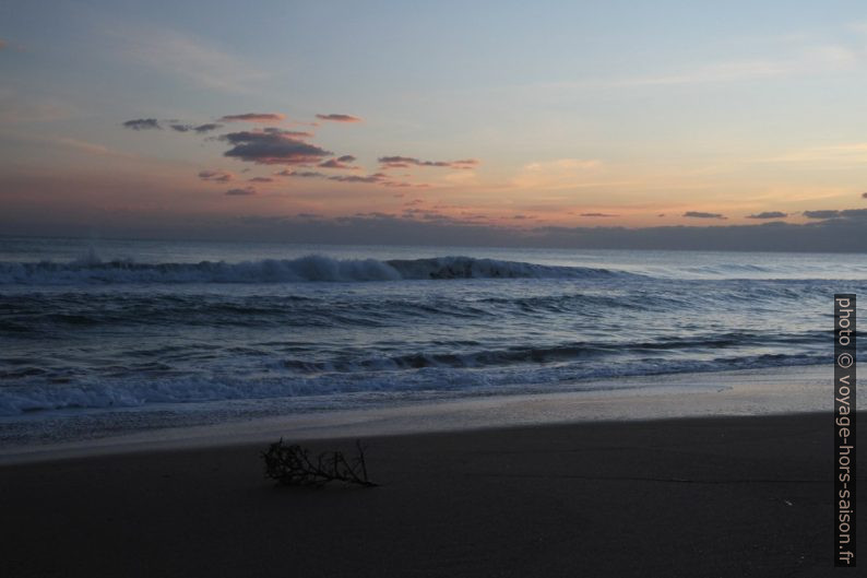 Plage de Foce Belìce le soir. Photo © Alex Medwedeff