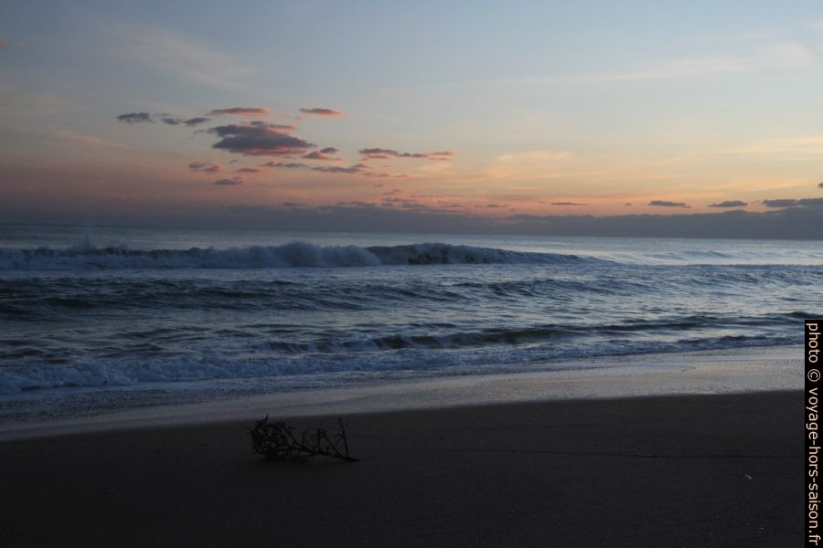 Plage de Foce Belìce le soir. Photo © Alex Medwedeff