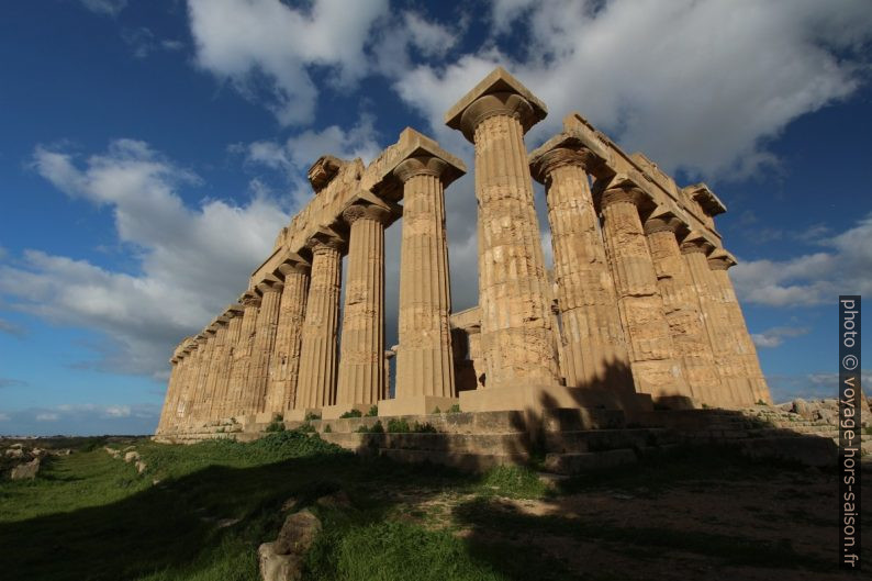 Coin sud-est du Temple E de Selinunte. Photo © Alex Medwedeff