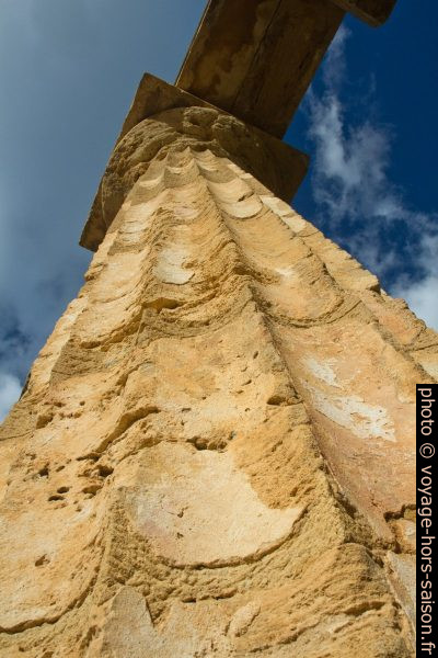 Restes de stuc sur les colonnes du Temple E de Sélinonte. Photo © Alex Medwedeff
