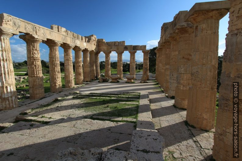 Intérieur du Temple E de Selinunte. Photo © André M. Winter