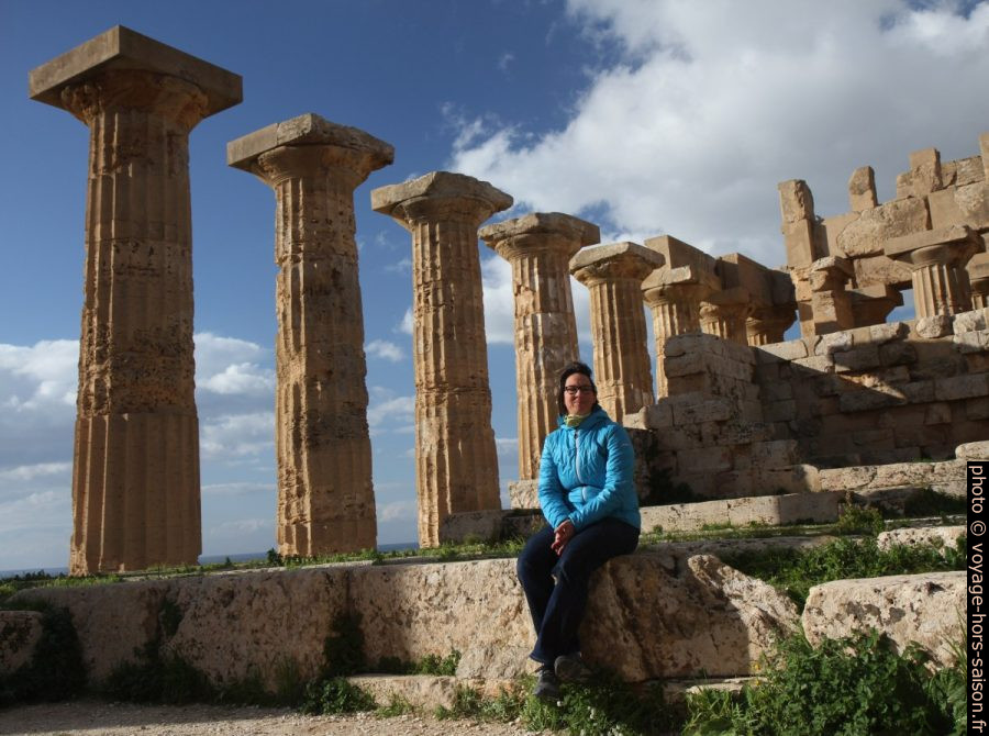 Alex assise à l'intérieur du Temple E de Selinunte. Photo © André M. Winter