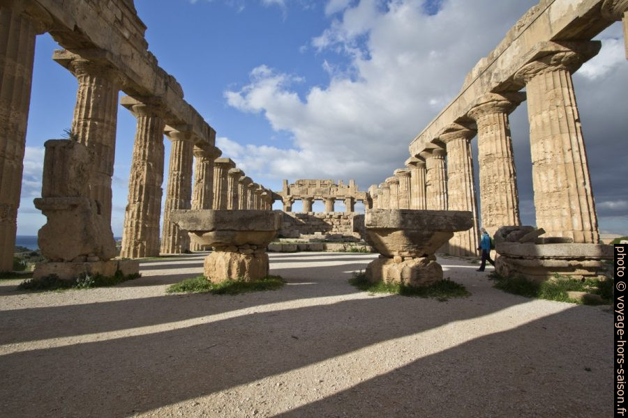 L'intérieur du Temple E de Selinunte incluant le pronaos. Photo © André M. Winter