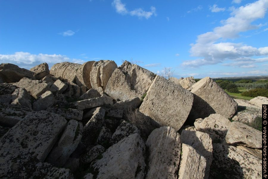 Débris de colonnes non cannelées du Temple G de Selinunte. Photo © André M. Winter