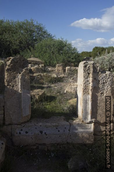 Cadre de fenêtre dans l'Acropole de Selinunte. Photo © André M. Winter