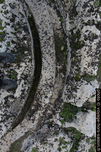 Rainures sur un tracé circulaire pour extraire les tambours de colonnes à Cusa. Photo © André M. Winter