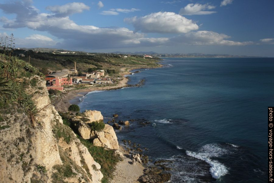 Côte à l'est de Sciacca. Photo © Alex Medwedeff