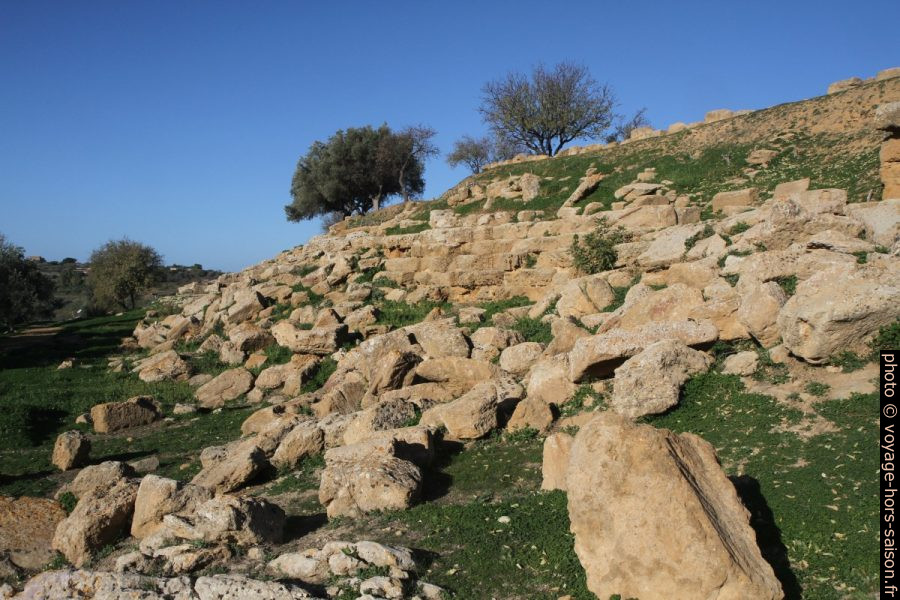 Remparts grecs au sud de de la zone archéologique d'Agrigente. Photo © Alex Medwedeff