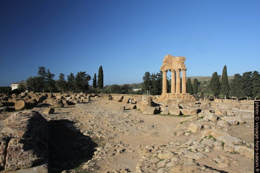 Tambours de colonnes du Temple L. Photo © Alex Medwedeff