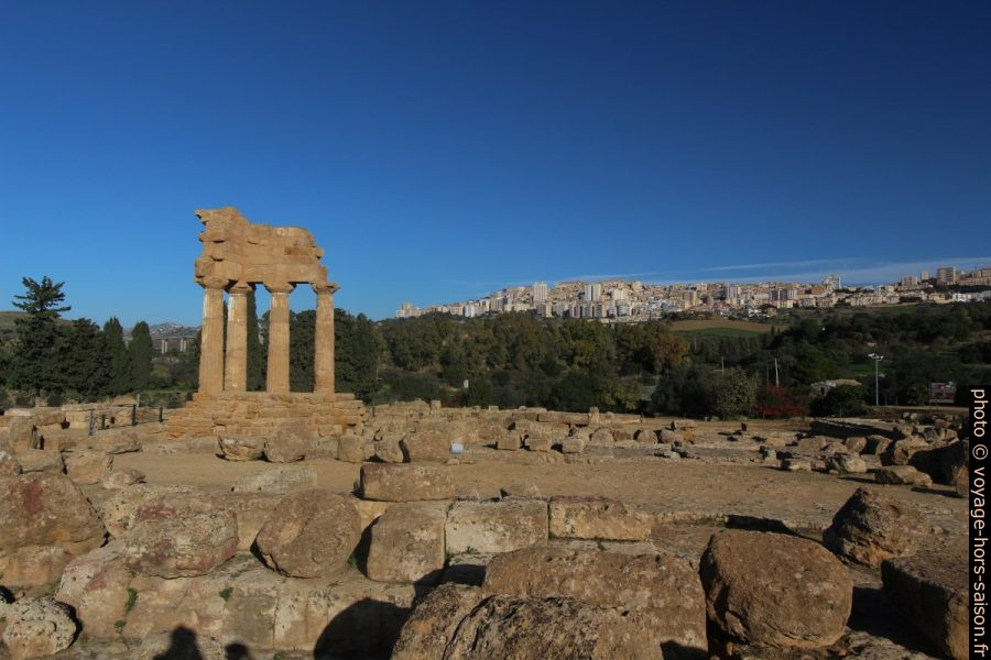Temple de Castor et Pollux et ville d'Agrigento au fond. Photo © André M. Winter