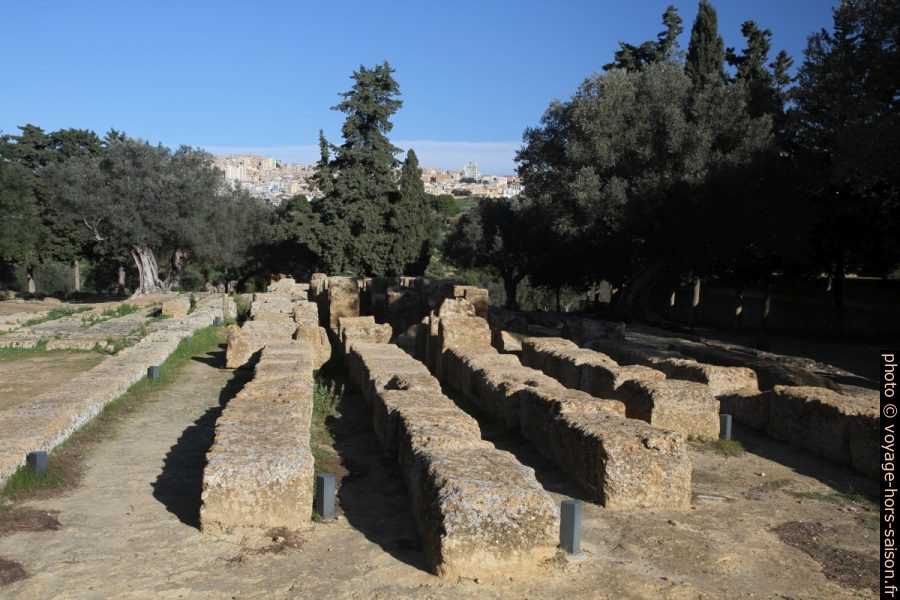 Vestiges de l'autel du Temple de Zeus Olympien. Photo © Alex Medwedeff