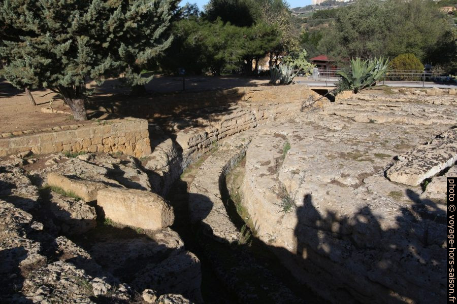 Une partie de la conduite d'eau près du Temple d'Héraclès. Photo © André M. Winter