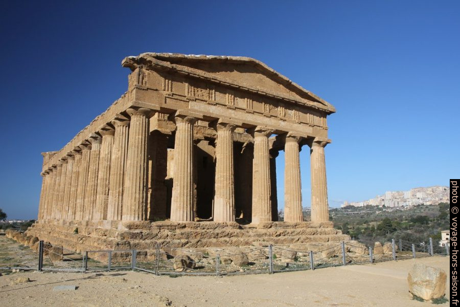 Temple de la Concorde et Agrigento au fond. Photo © Alex Medwedeff