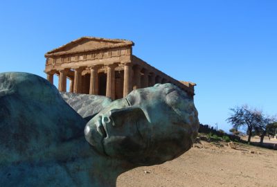 Détail de la tête d'Icare par Igor Mitoraj à Agrigento. Photo © André M. Winter