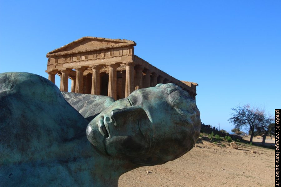Détail de la tête d'Icare par Igor Mitoraj à Agrigento. Photo © André M. Winter