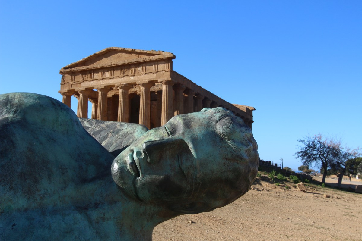 Détail de la tête d'Icare par Igor Mitoraj à Agrigento. Photo © André M. Winter