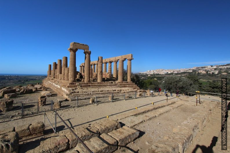 Temple d'Héra vu de son énorme autel. Photo © André M. Winter