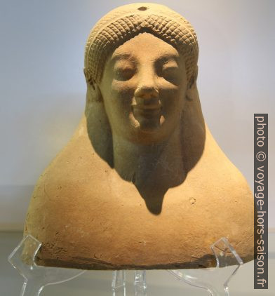Buste de femme en terre cuite du -6e siècle. Photo © André M. Winter