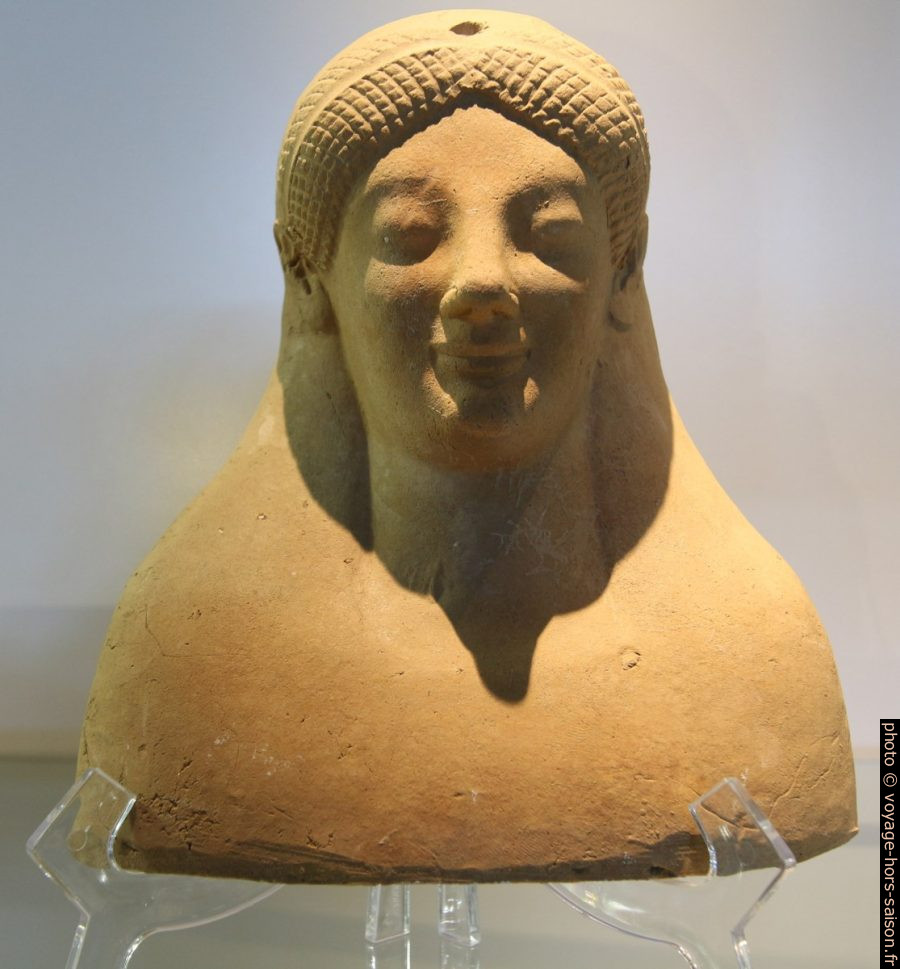 Buste de femme en terre cuite du -6e siècle. Photo © André M. Winter
