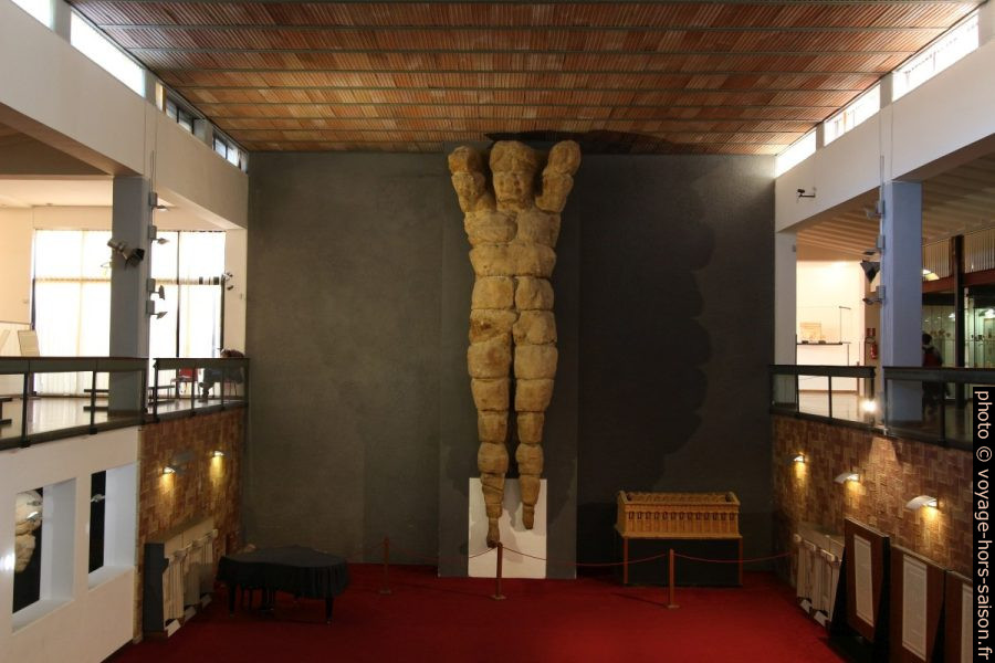 Géant du Temple de Zeus Olympien relevé dans le musée d'Agrigente. Photo © André M. Winter