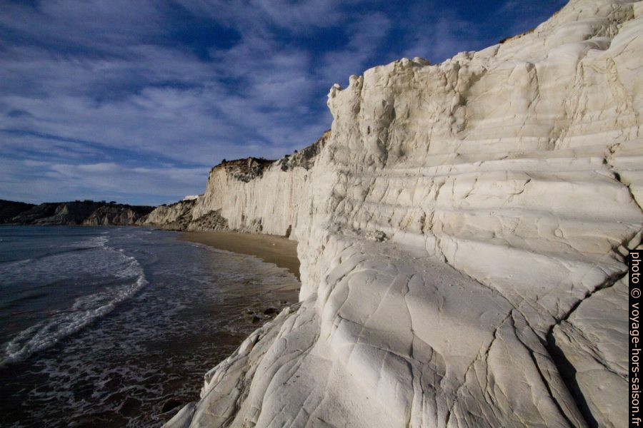 Vue retour dans la montée à l'ouest de la Scala dei Turchi. Photo © André M. Winter