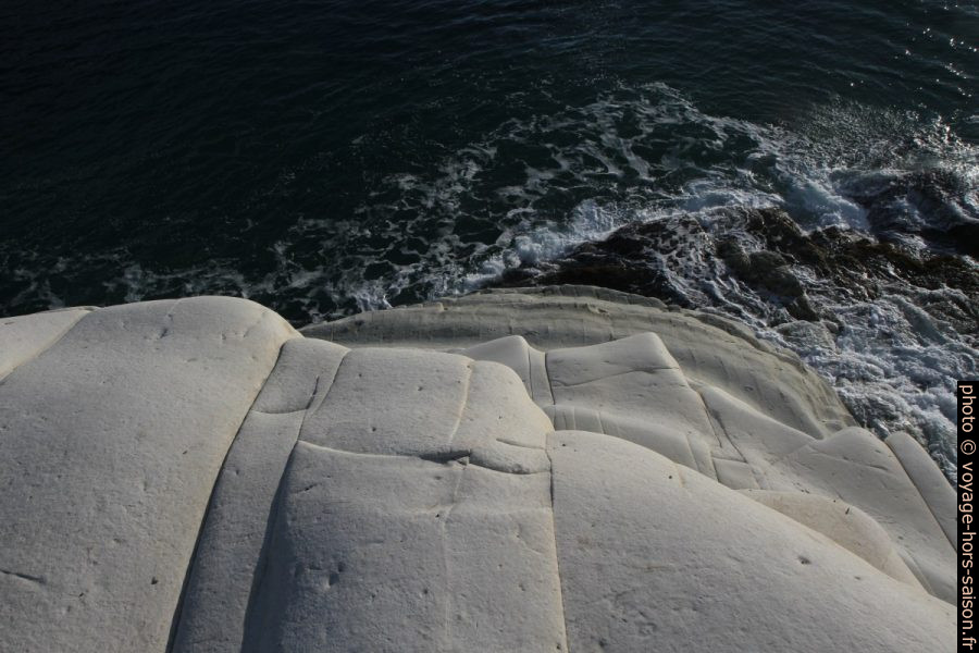 Vue plongeante à la Scala dei Turchi. Photo © Alex Medwedeff