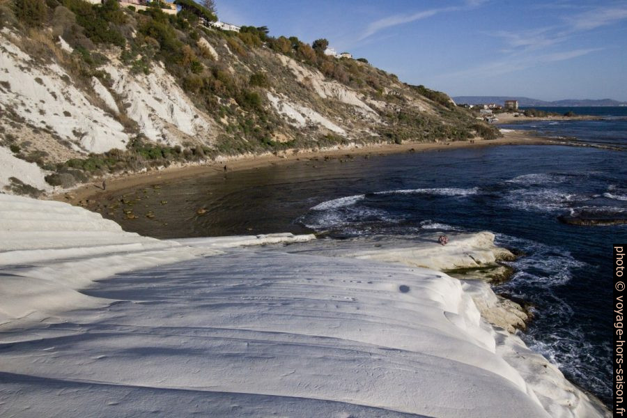 Large rampe en descente à l'est de la Scala dei Turchi. Photo © André M. Winter