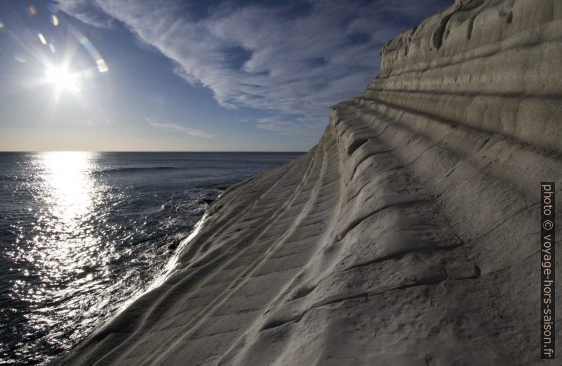 Sous la marche large de la Scala dei Turchi. Photo © André M. Winter