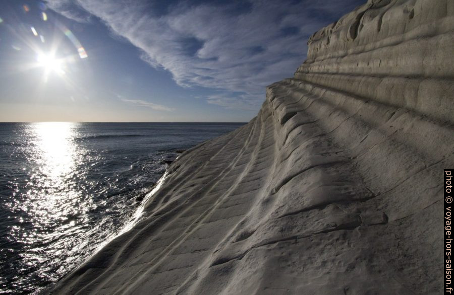 Sous la marche large de la Scala dei Turchi. Photo © André M. Winter