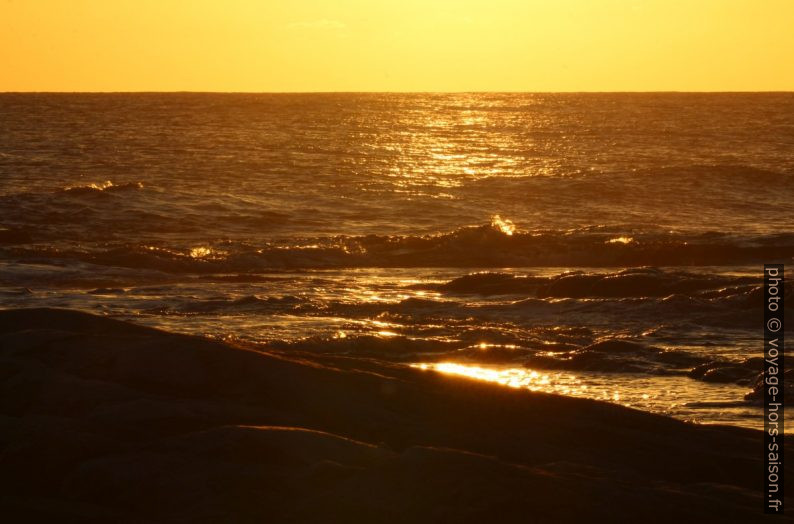 Mer dorée sous le coucher de soleil en hiver. Photo © André M. Winter